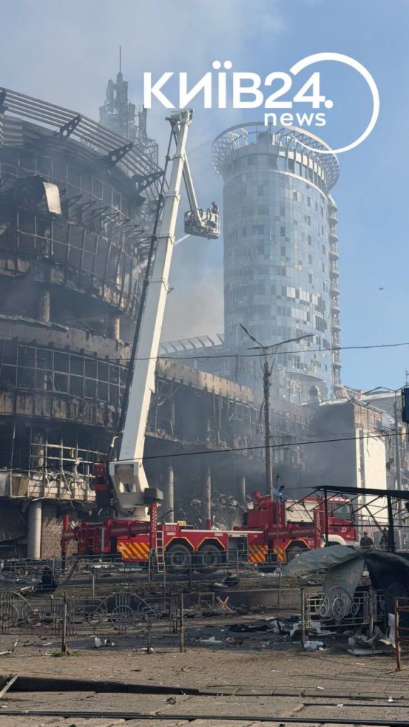 Удар по ТЦ Квадрат у Києві: які наслідки, будівля майже повністю знищена пожежею