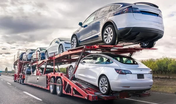 Українці масово купують авто зі США: які моделі стали найпопулярнішими