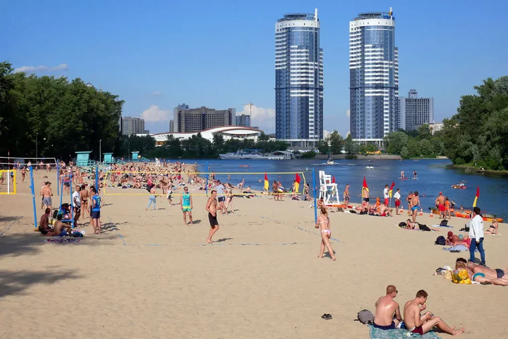 Пляжі Києва у 2026 році: список локацій, де можна купатися, і заборони на купання