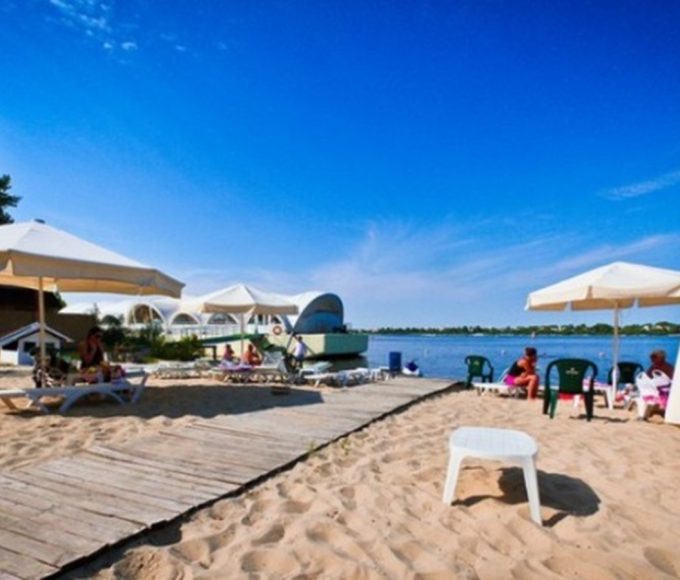Де купатися в Києві влітку 2026: пляжі, озера та маршрути до води, як дістатися