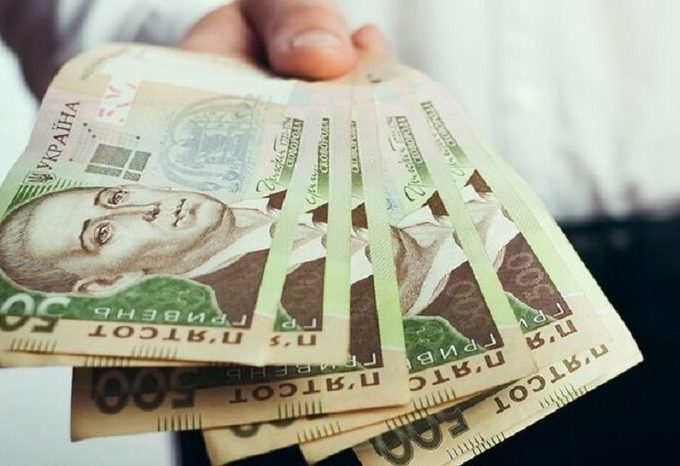 Середня зарплата для «білого клубу» платників податків в Україні 2026: які дані перевіряє податкова