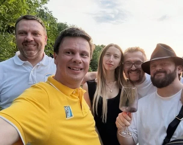 Олександр Пономарьов показався з молодшою на 17 років Софією: що відомо про стосунки, хто його обраниця