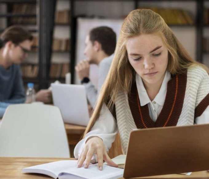 Найкращі приватні університети України 2026: хто очолив рейтинг і скільки коштує контракт, ціни