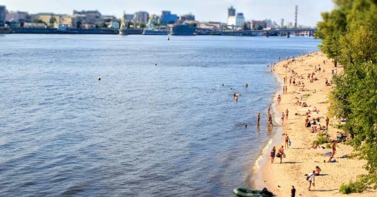 Де купатися в Києві влітку 2026: пляжі, озера та маршрути до води, як дістатися 