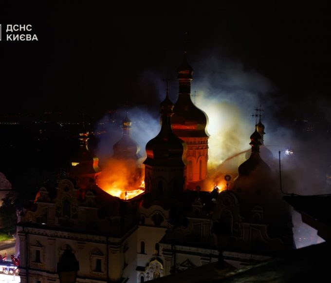 Росія вдарила по Києво-Печерській лаврі: пошкоджено Успенський собор, спалахнула пожежа, які наслідки
