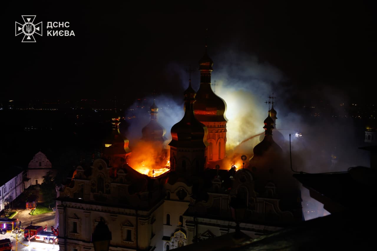 Росія вдарила по Києво-Печерській лаврі: пошкоджено Успенський собор, спалахнула пожежа, які наслідки