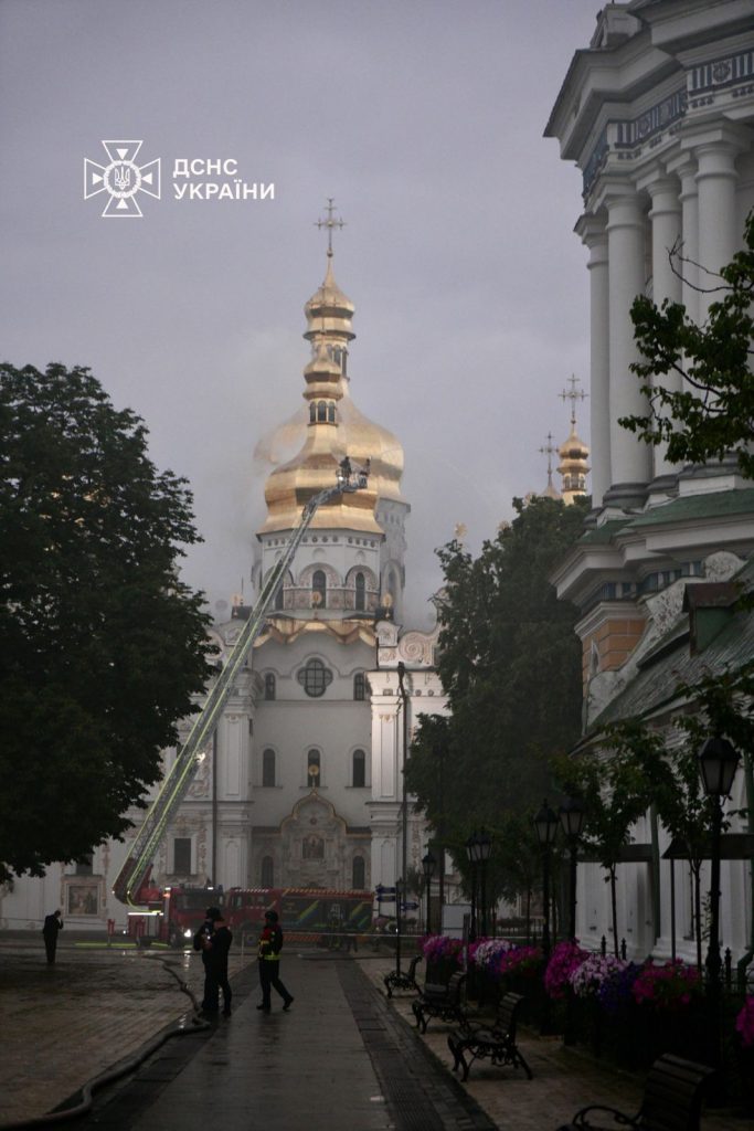 Росія вдарила по Києво-Печерській лаврі: пошкоджено Успенський собор, спалахнула пожежа, які наслідки 