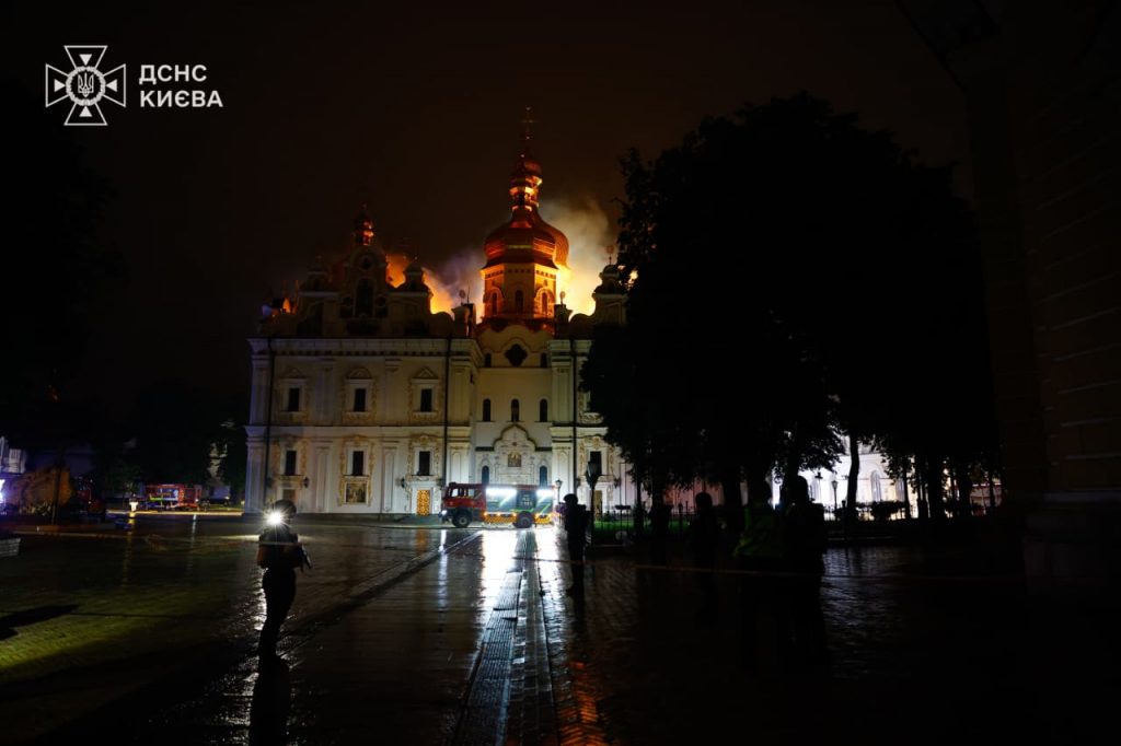 Росія вдарила по Києво-Печерській лаврі: пошкоджено Успенський собор, спалахнула пожежа, які наслідки 