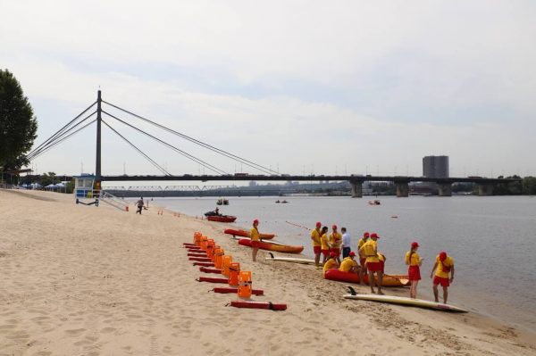 Пляжі Києва у 2026 році: список локацій, де можна купатися, і заборони на купання