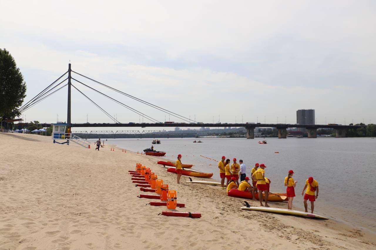 Пляжі Києва у 2026 році: список локацій, де можна купатися, і заборони на купання