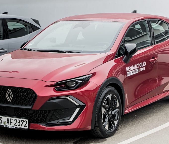 Найпопулярніший автомобіль Європи 2026: чому Renault Clio обирають частіше за Golf і Tesla Model Y, рейтинг і ціна в Україні