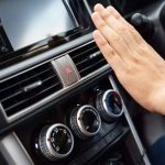 Чому кондиціонер в автомобілі погано охолоджує: причини і що робити