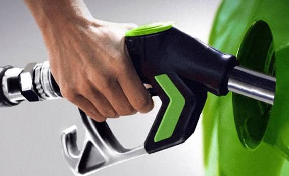 Ціни на нафту різко впали: чи подешевшає бензин в Україні, який прогноз