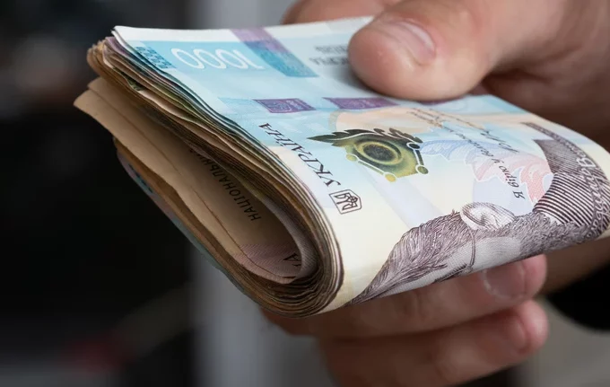 Доплата до пенсії після 70 років в Україні: кому нарахують 300, 456 і 570 гривень