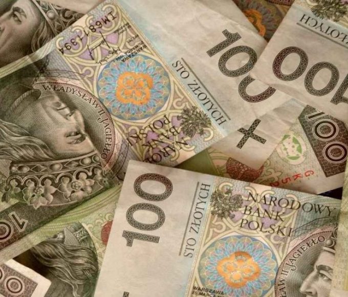 Зарплати в Польщі у 2026 році: скільки заробляють поляки та українці, суми, різниця
