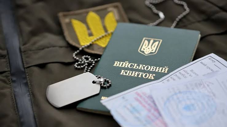 Повістка заброньованому працівнику в Україні 2026: чи треба з’являтися до ТЦК і який штраф