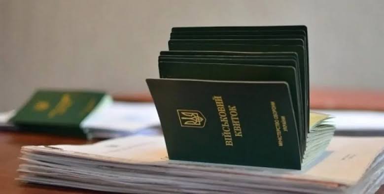 Повістка заброньованому працівнику в Україні 2026: чи треба з’являтися до ТЦК і який штраф
