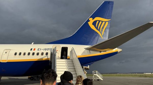 Ryanair загрожує багатомільйонний позов після аварії Boeing 737: причина, як уламки двигуна пробили фюзеляж, чому пасажир опинився головою за бортом