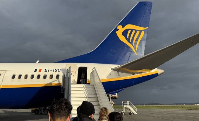 Ryanair загрожує багатомільйонний позов після аварії Boeing 737: причина, як уламки двигуна пробили фюзеляж, чому пасажир опинився головою за бортом