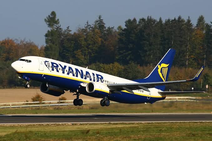 Ryanair загрожує багатомільйонний позов після аварії Boeing 737: причина, як уламки двигуна пробили фюзеляж, чому пасажир опинився головою за бортом