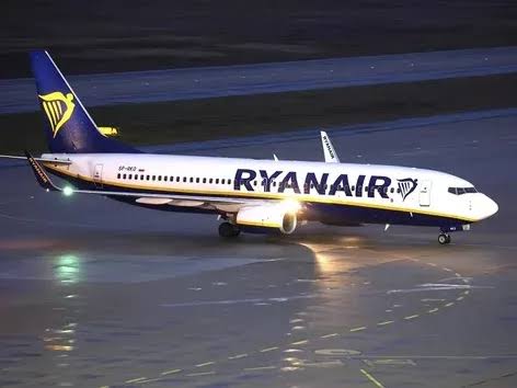 Ryanair загрожує багатомільйонний позов після аварії Boeing 737: причина, як уламки двигуна пробили фюзеляж, чому пасажир опинився головою за бортом