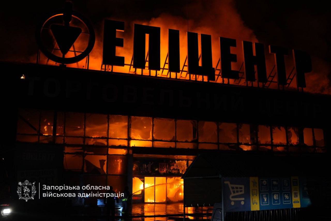 Удар по Запоріжжю 12 серпня 2026: пошкоджено «Епіцентр» і приватний будинок, чому немає світла