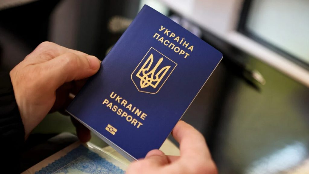 В Україні призупинили видачу паспортів: причина, скільки не працюватимуть послуги ДМС, терміни