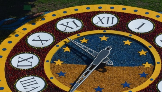 Коли переводять годинник на зимовий час у 2026 році: точна дата для України, що варто знати 