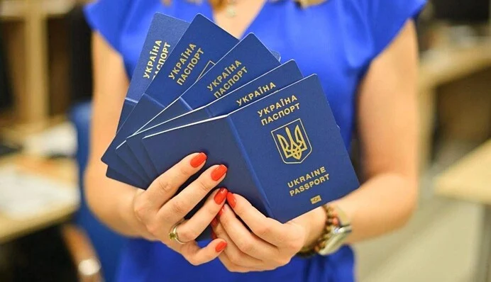 В Україні призупинили видачу паспортів: причина, скільки не працюватимуть послуги ДМС, терміни