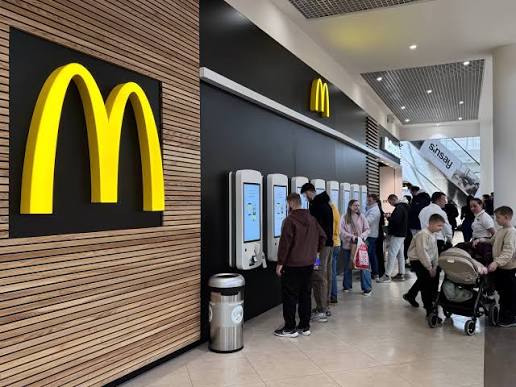 McDonald's під час жовтої тривоги: чи буде працювати, у компанії пояснили нові правила роботи