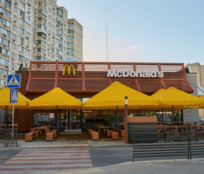 McDonald's під час жовтої тривоги: чи буде працювати, у компанії пояснили нові правила роботи
