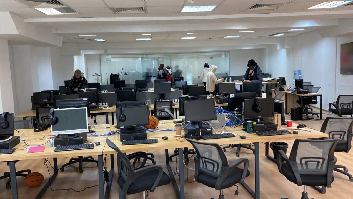 Шахрайські кол-центри в Україні: за роботу в «офісі» хочуть карати в’язницею, законопроєкт Зеленського