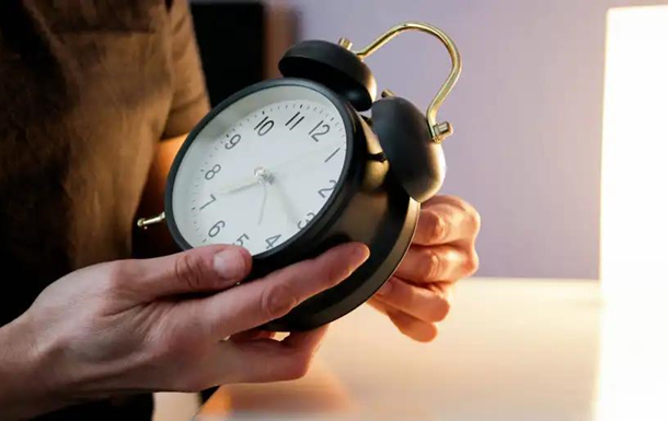 Коли переводять годинники на зимовий час в Україні у 2026 році: яка різниця в часі з Польщею та Німеччиною