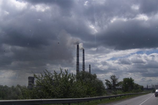 Бурштинська ТЕС, архівне фото: димарі та корпуси теплової електростанції