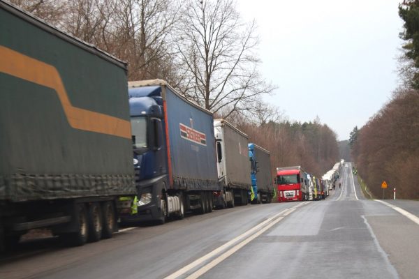 Черга вантажівок на трасі E372 біля польського пункту пропуску Гребенне, архівне фото