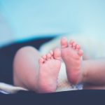 Ніжки новонародженої дитини