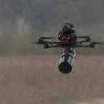 Оптоволоконний FPV-дрон українського виробництва в польоті