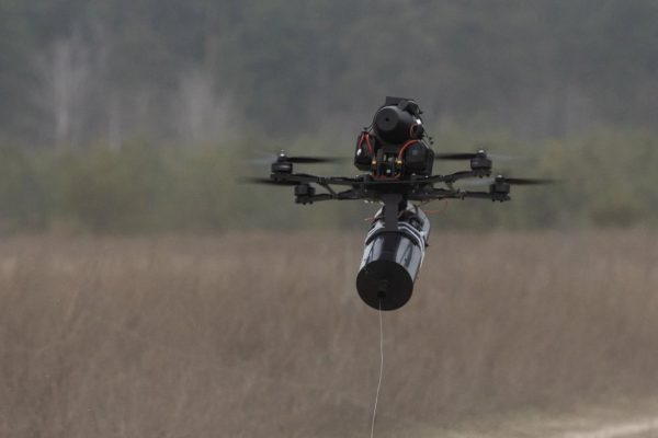 Оптоволоконний FPV-дрон українського виробництва в польоті