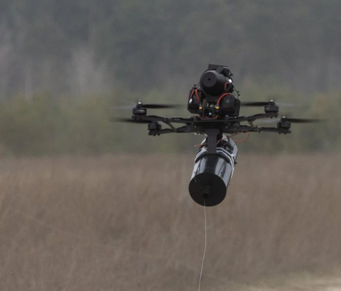 Оптоволоконний FPV-дрон українського виробництва в польоті