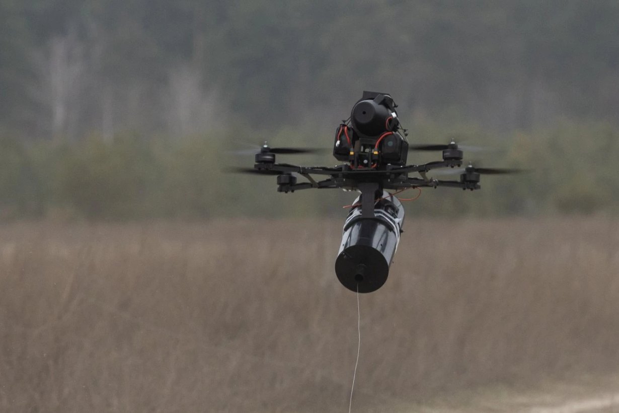Оптоволоконний FPV-дрон українського виробництва в польоті