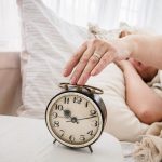 Коли переводять годинники на зимовий час у в Україні 2026 році: точна дата