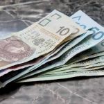 Зарплати українців у Польщі зросли на 45%: суми, хто отримує більше за поляків