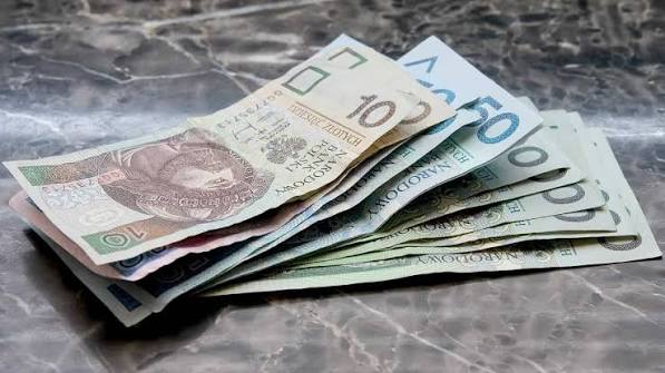 Зарплати українців у Польщі зросли на 45%: суми, хто отримує більше за поляків