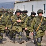 Російські військові без розпізнавальних знаків біля української військової частини в Перевальному, Крим, березень 2014 року