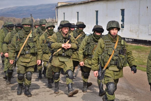 Російські військові без розпізнавальних знаків біля української військової частини в Перевальному, Крим, березень 2014 року