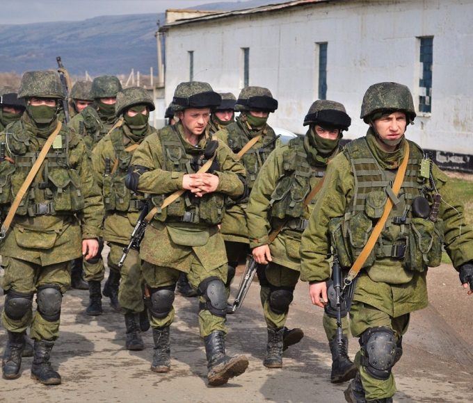 Російські військові без розпізнавальних знаків біля української військової частини в Перевальному, Крим, березень 2014 року