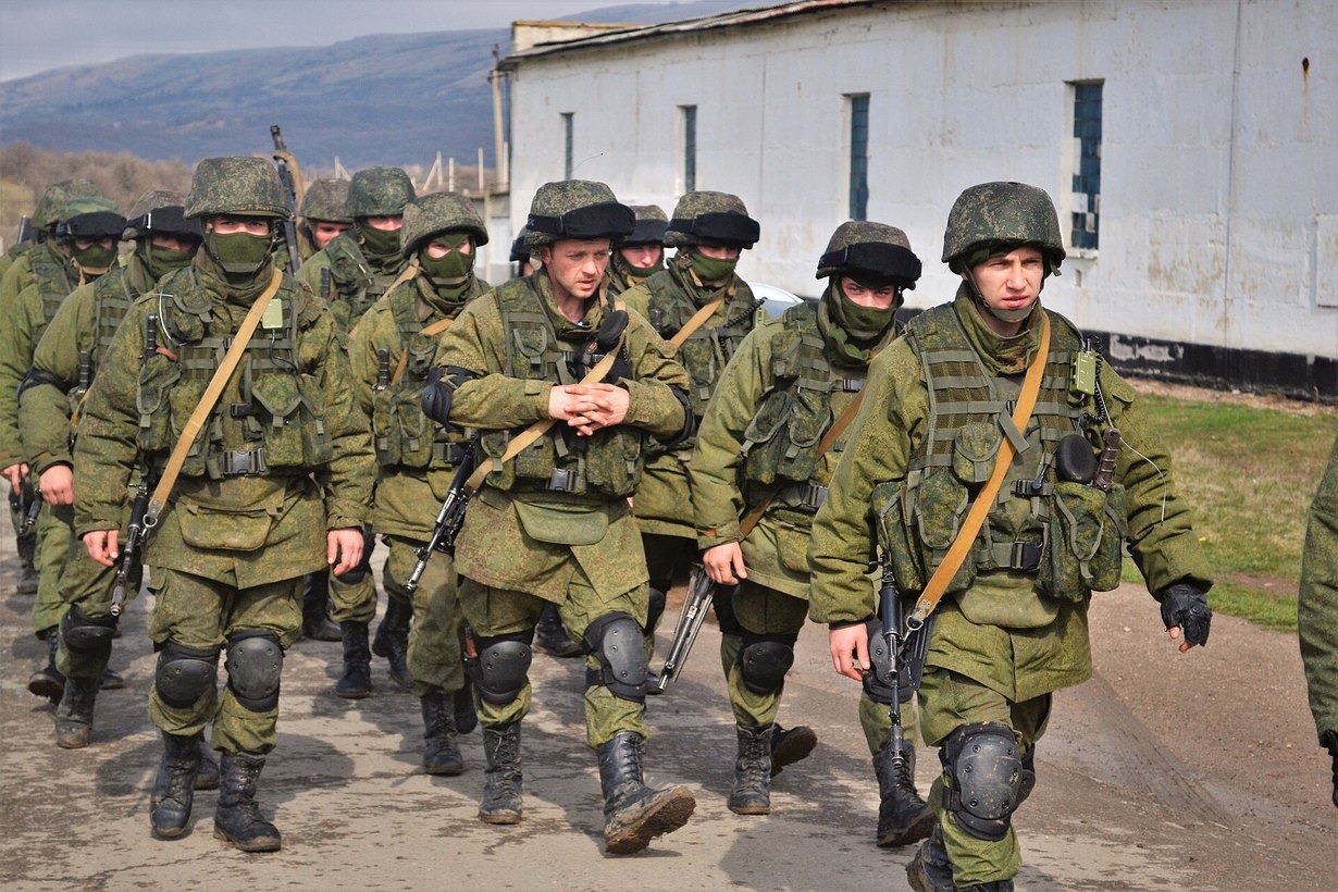 Російські військові без розпізнавальних знаків біля української військової частини в Перевальному, Крим, березень 2014 року