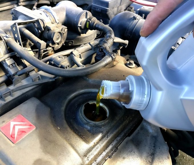Моторну оливу заливають у двигун автомобіля