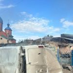 Пошкоджений автомобіль і зруйновані павільйони біля ринку в Лозовій після удару 22 жовтня 2026 року