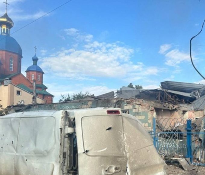 Пошкоджений автомобіль і зруйновані павільйони біля ринку в Лозовій після удару 22 жовтня 2026 року